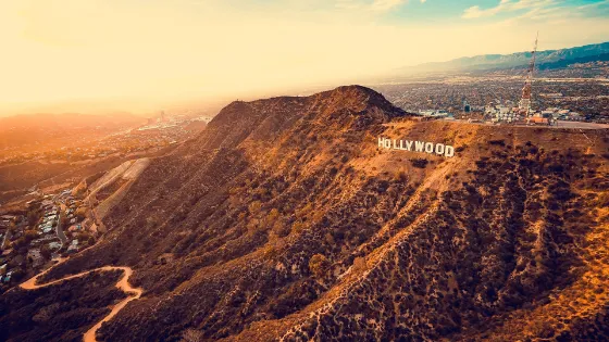 El letrero de Hollywood en Los Ángeles al atardecer, visto desde las colinas. Turismo en California, viaje a la costa oeste de EE. UU. y vistas panorámicas de la ciudad