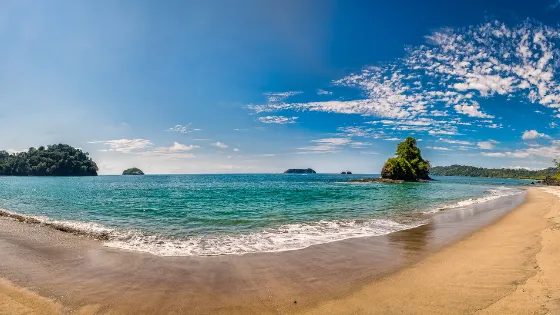 Una playa paradisíaca dentro del Parque Nacional Manuel Antonio, Costa Rica. Un destino clave para el ecoturismo, con su fauna, flora, playas de arena blanca y agua turquesa