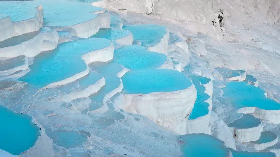 Las famosas terrazas de travertino de Pamukkale, Turquía, con sus piscinas termales de aguas minerales. Un sitio de patrimonio mundial de la UNESCO y un destino clave para el turismo de bienestar y la naturaleza