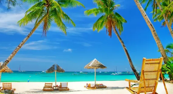 Una playa paradisíaca en la Isla de San Andrés, Colombia, con palmeras, arena blanca y aguas turquesas. Viajes al Caribe, turismo de playa y vacaciones tropicales