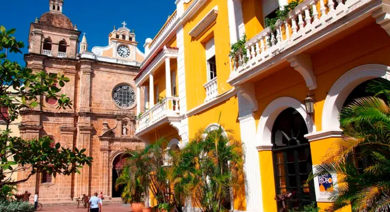 La Plaza de San Pedro Claver y la Iglesia en el centro histórico de Cartagena de Indias, Colombia. Viajes a Colombia, turismo cultural en el Caribe y arquitectura colonial